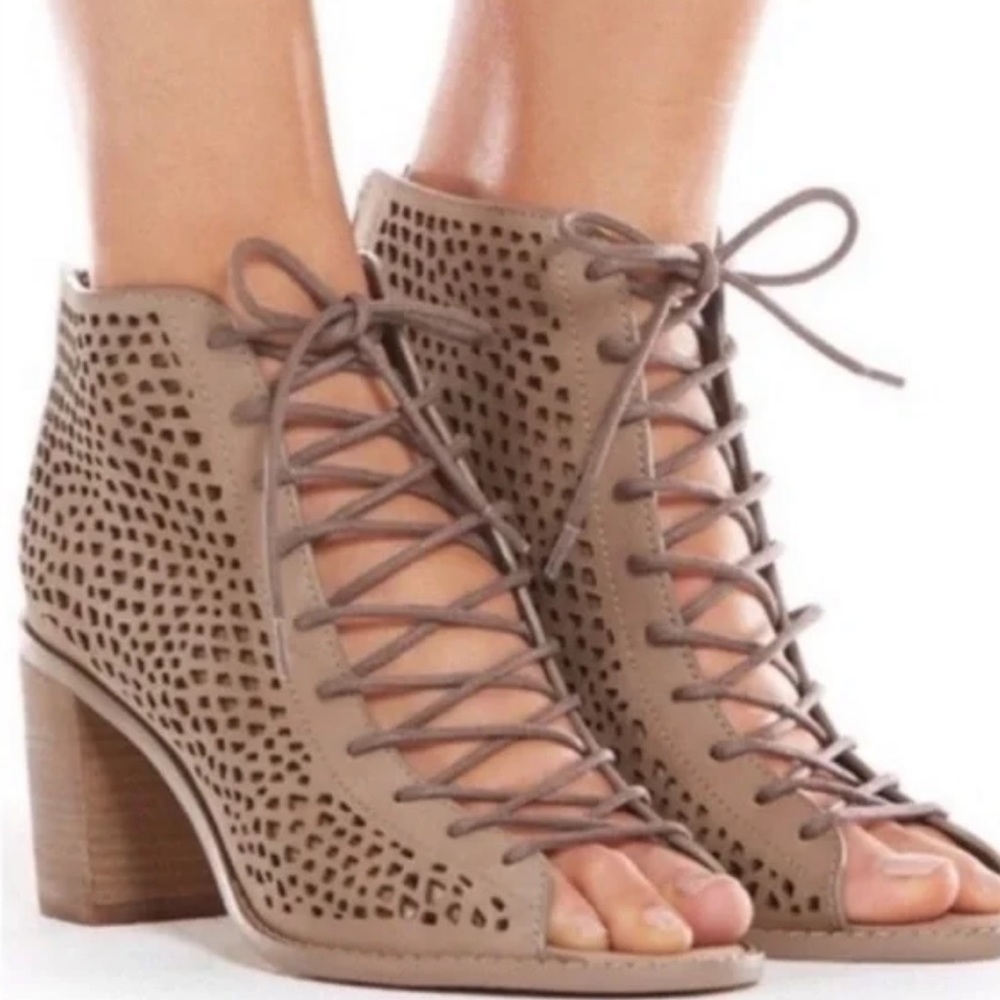 Vince Camuto Trevan Cutout Lace Up Ankle Boots, Smoke Cloud in size 9M